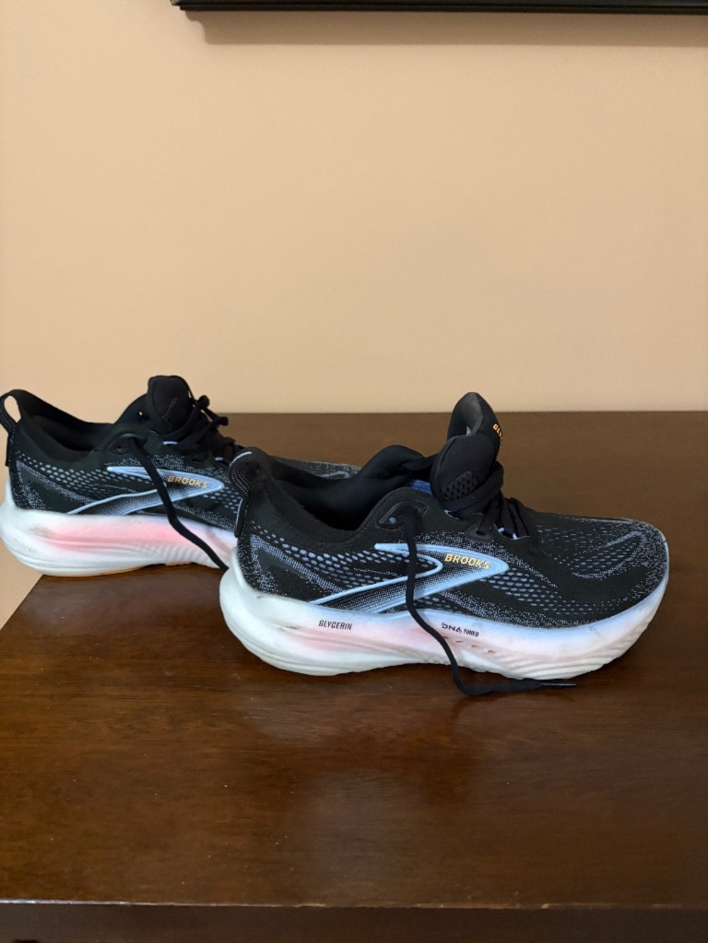 Brook’s Women’s Glycerin 22 Running Shoe 7.5 Medium Black